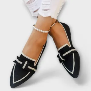 Flat women's shoes with knotted design